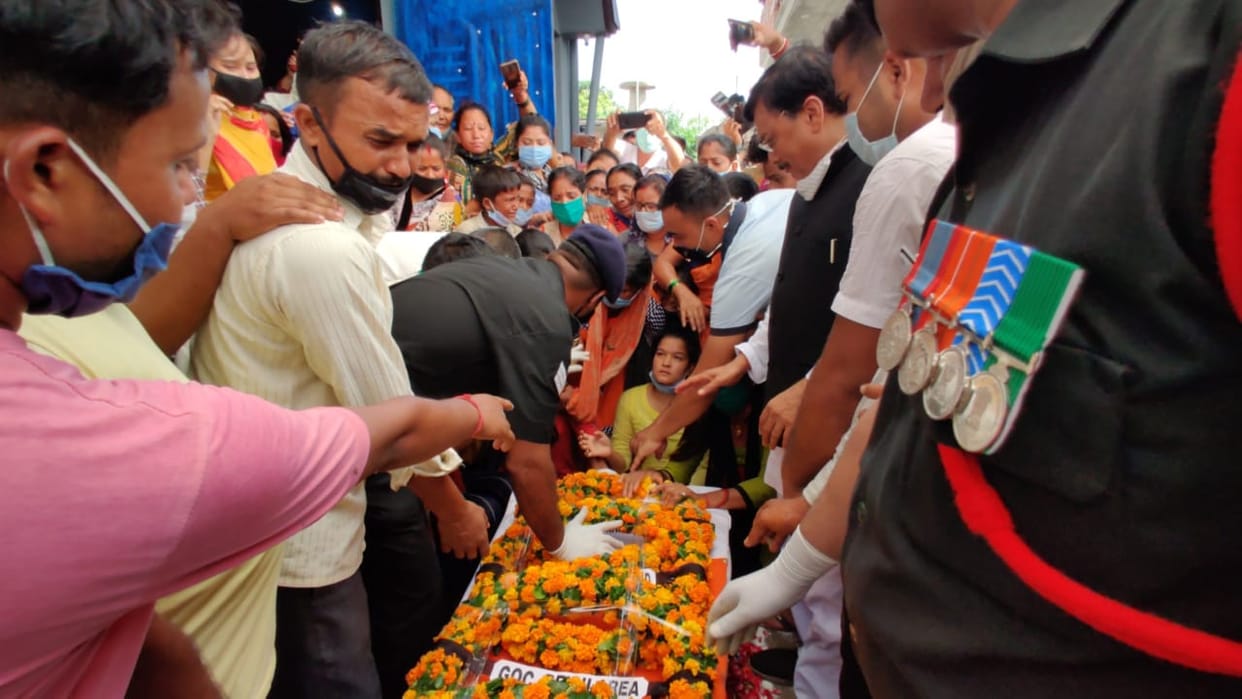 Uttarakhand Soldiers Martyr In Ladakh: Mother unconscious after seen her martyr son face on funeral