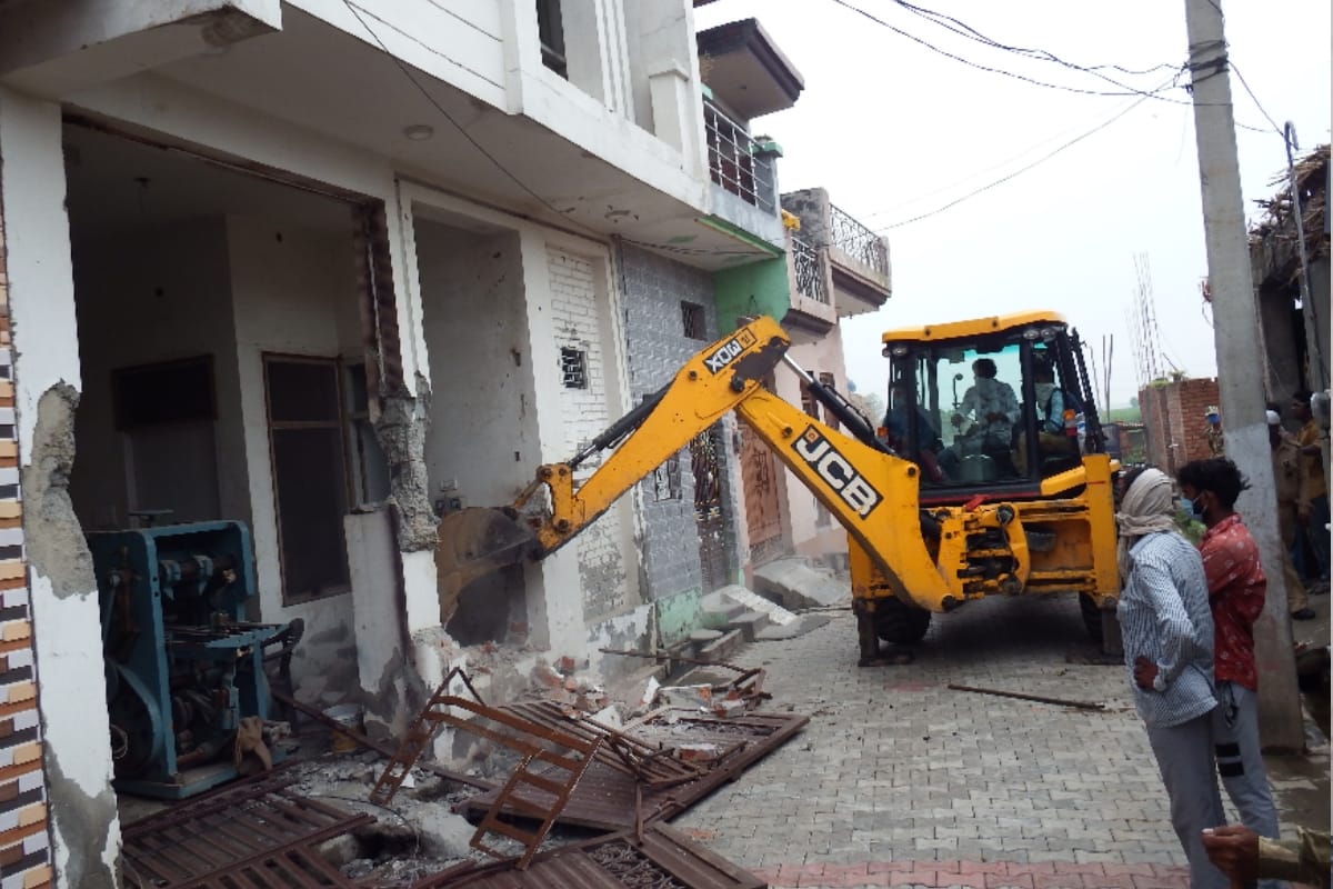 double murder case in meerut, Police demolished accused house from JCB