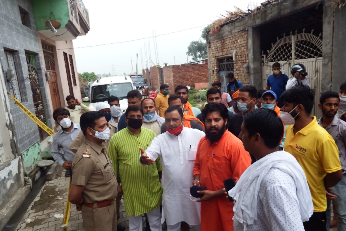 double murder case in meerut, Police demolished accused house from JCB