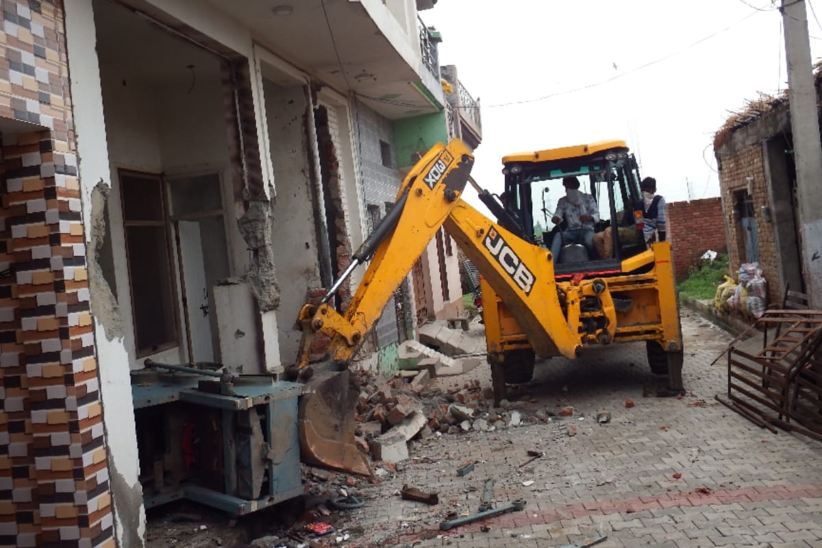 double murder case in meerut, Police demolished accused house from JCB