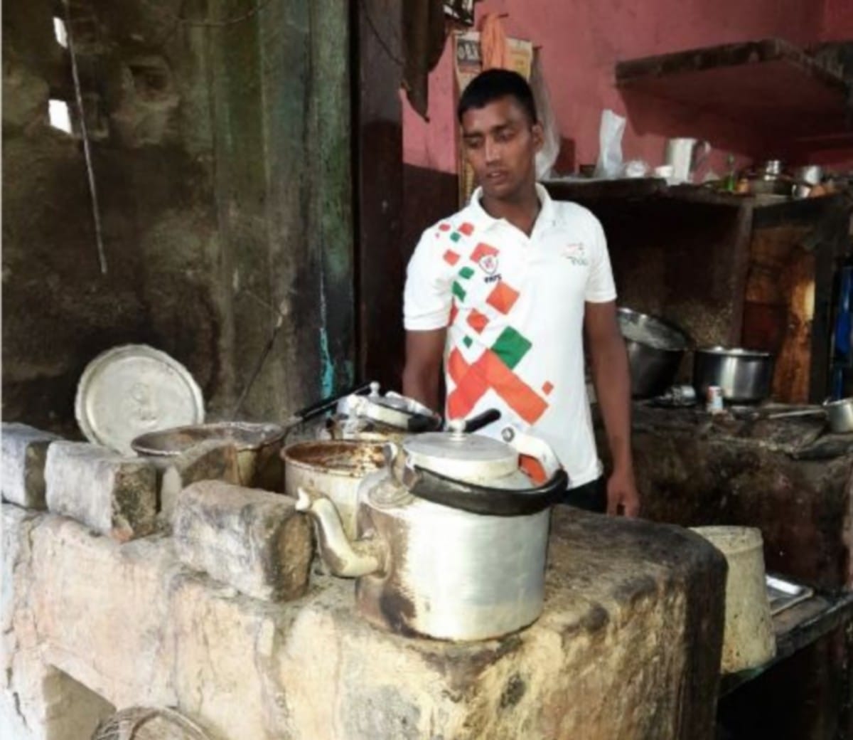 National level players engaged in financial situation of home by selling tea in Varanasi