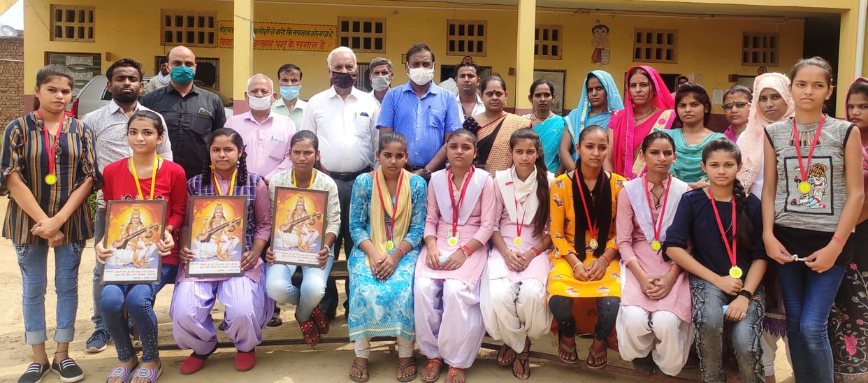 topper student has awarded