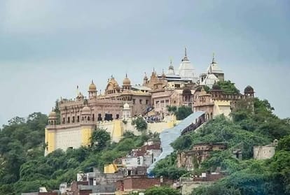 नववर्ष से पूर्व राधामय हुआ बरसाना: श्रीजी के दर्शनों को उमड़ा आस्था का सैलाब, धक्का-मुक्की के बीच हुए राधारानी devotees gathered for the darshan of shree radha rani mandir barsana before New Year
