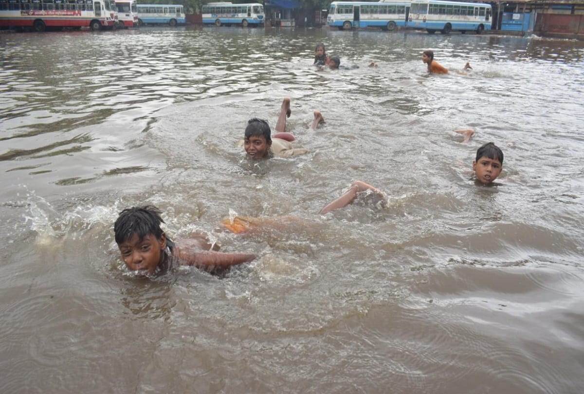 Weather update clouds and rains lashes in delhi ghaziabad noida greater noida gurugram faridabad