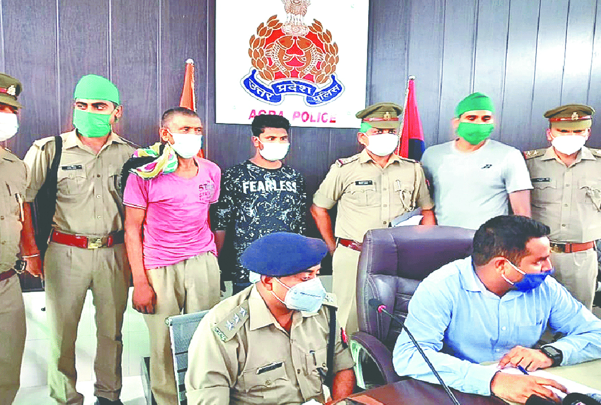 Police arrested two robbers in agra