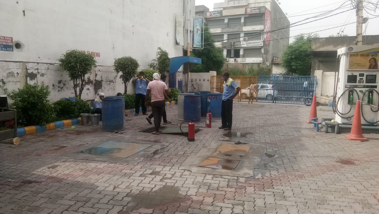 Water started coming out of petrol pump instead of oil, uproar