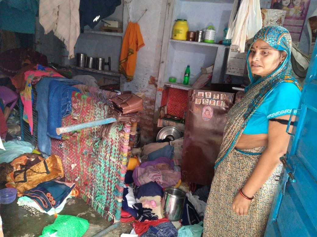 The crooks entered the closed house, returned after spreading the goods