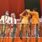 ओपी धनखड़ को पगड़ी पहनाते हुए सुभाष बराला