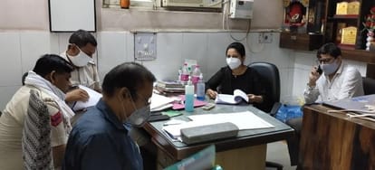 शहर के सेक्टर-3 स्थित एक अस्पताल में कार्रवाई करते पीएनडीटी नोडल अधिकारी डॉ. संजय कुमार व ड्रग इस्?