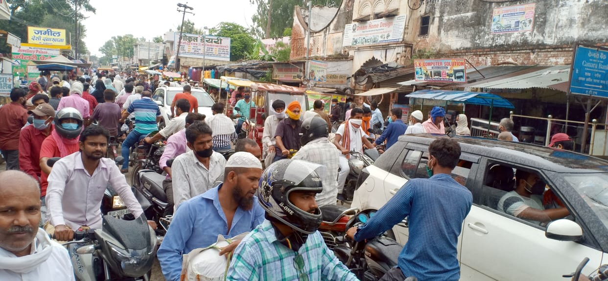 Long jam due to closure of railway crossing