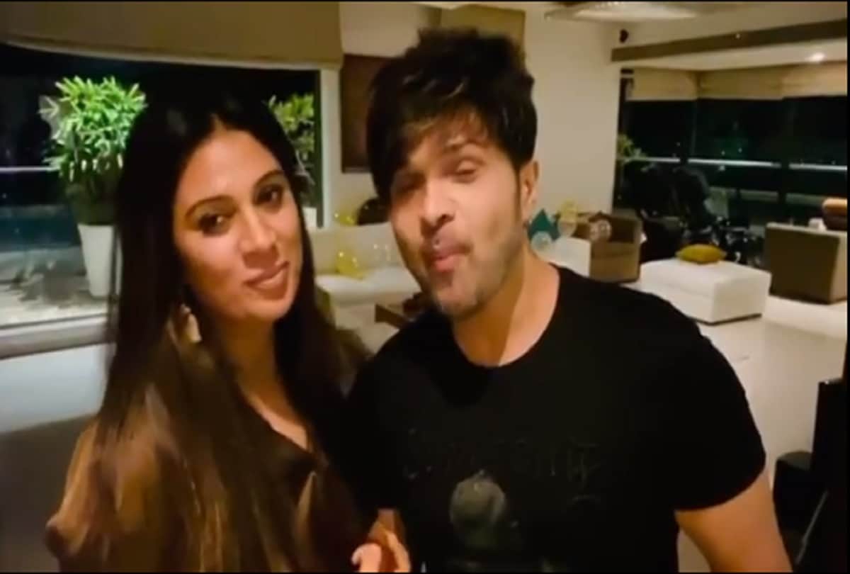 Himesh Reshammiya wife Sonia Kapoor cut his birthday cake during Coronavirus
