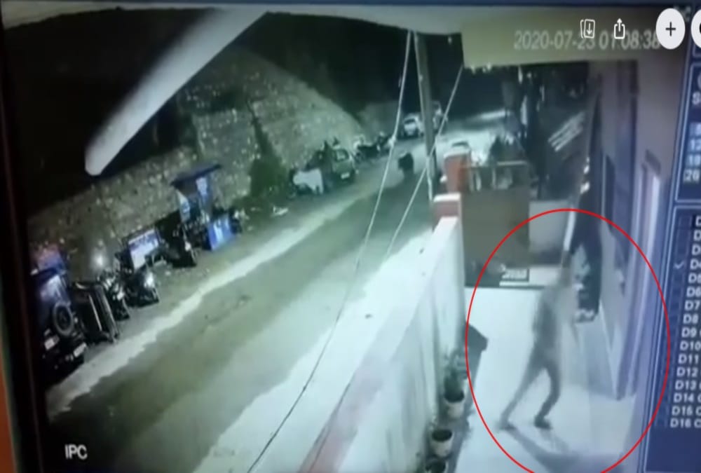 Leopard Reached in Police Station on Rishikesh badrinath Highway See Visuals
