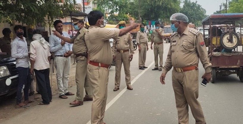 Hathras: Black film and drivers with no mask cut off challan