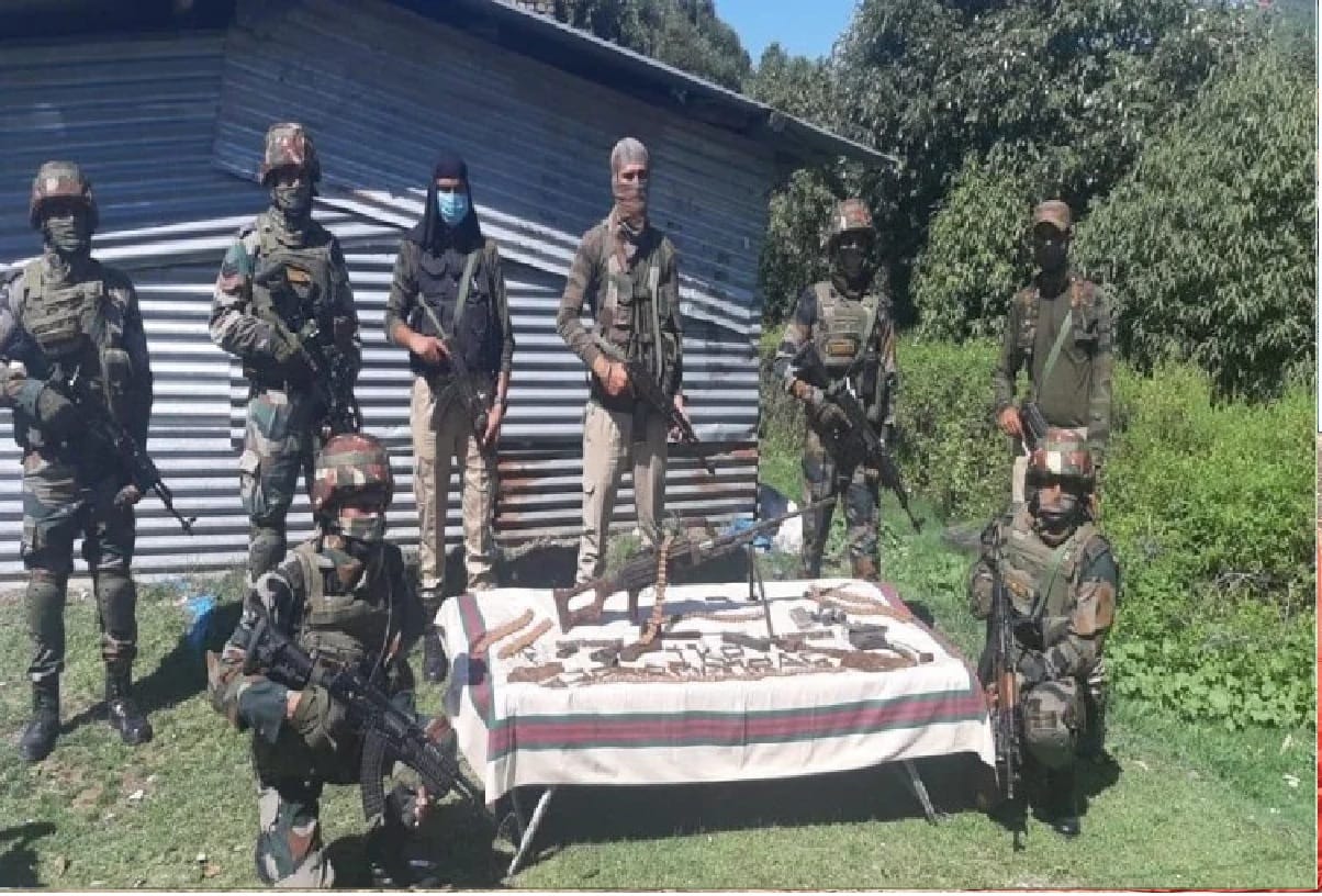 Jammu Kashmir latest news in hindi, terrorist hideout busted in Baramulla, search operation, weapon Recovered
