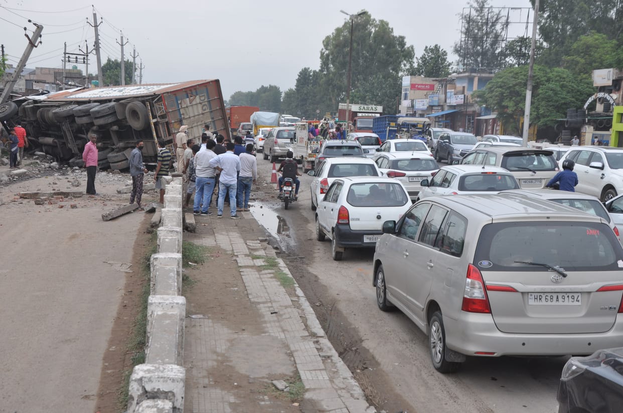 Container overturns on alto car, five kilometer jam on ambala highway