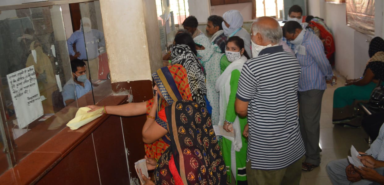 Hathras: Postal Department made helpful in decorating the wrist of brothers on Rakshabandhan