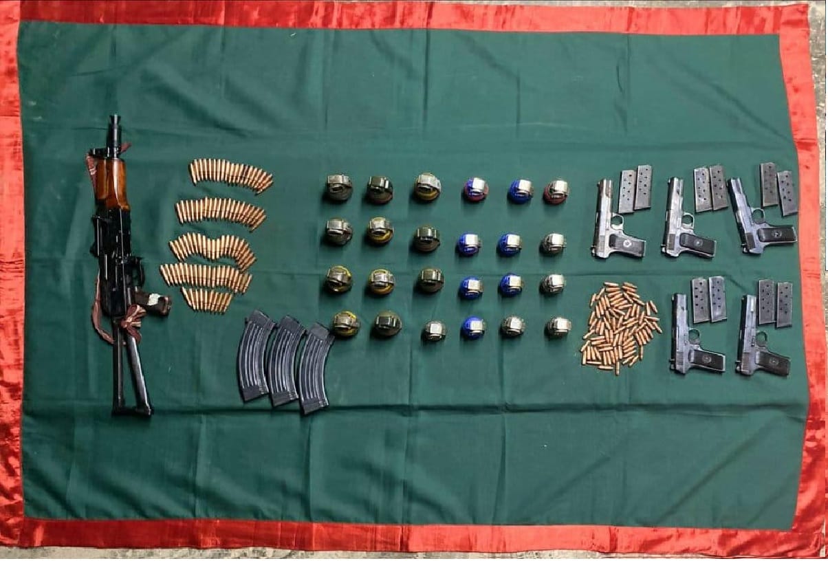 Jammu Kashmir latest news in hindi, terrorist hideout busted in Baramulla, search operation, weapon Recovered