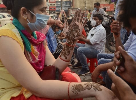 Teej's euphoria overwhelmed the fear of Corona, crowds of women gathered to get henna