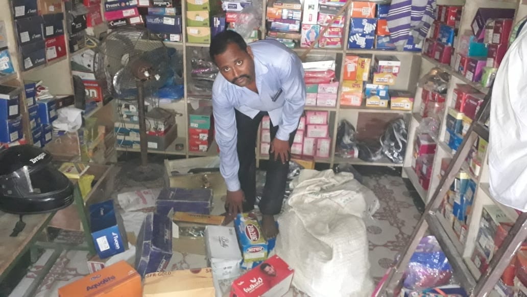 The thieves broke the lock of the shops, 14 thousand cash