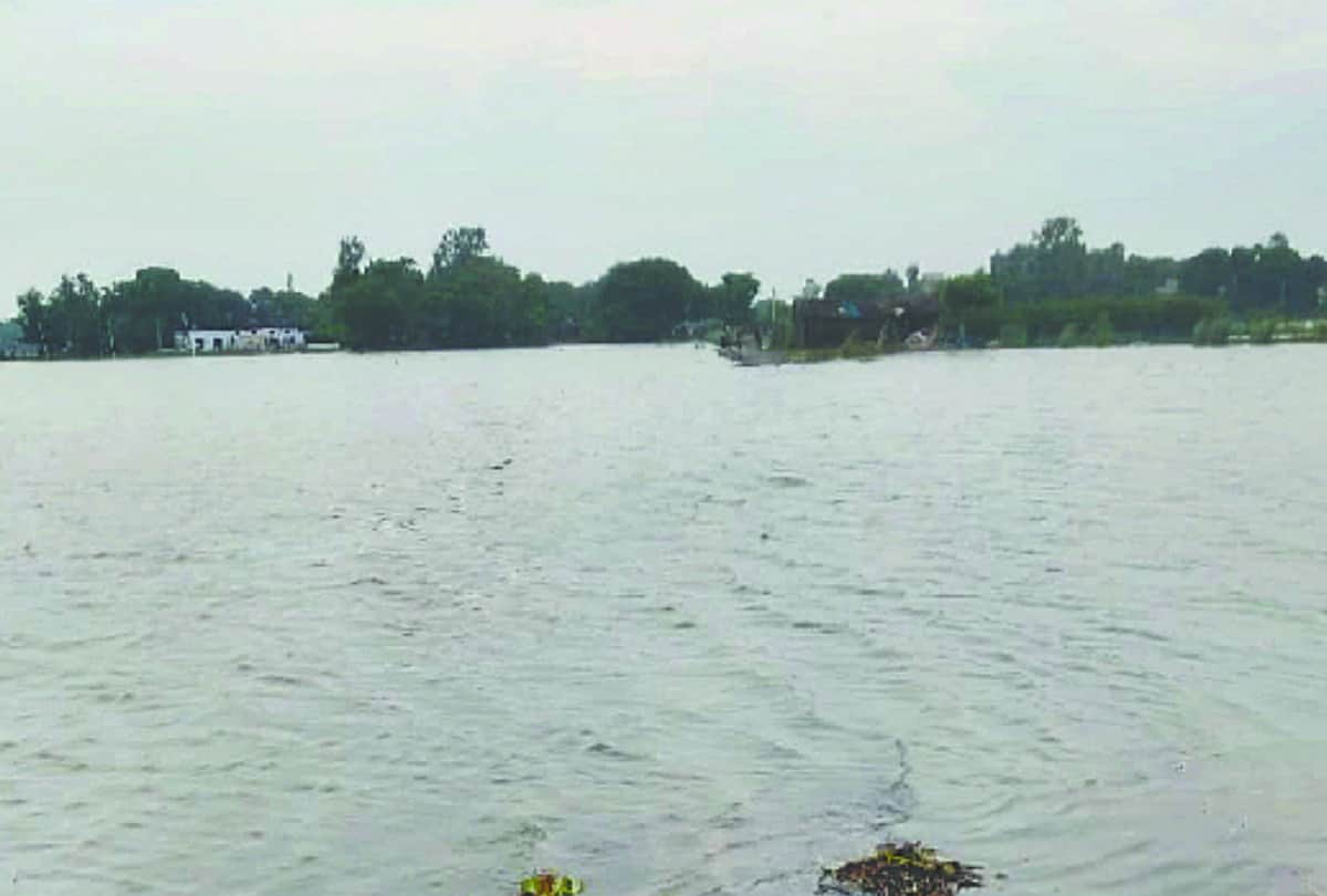 Gorakhpur Flood News Rapti river flowing 56 cm above danger mark Flood water enter more village