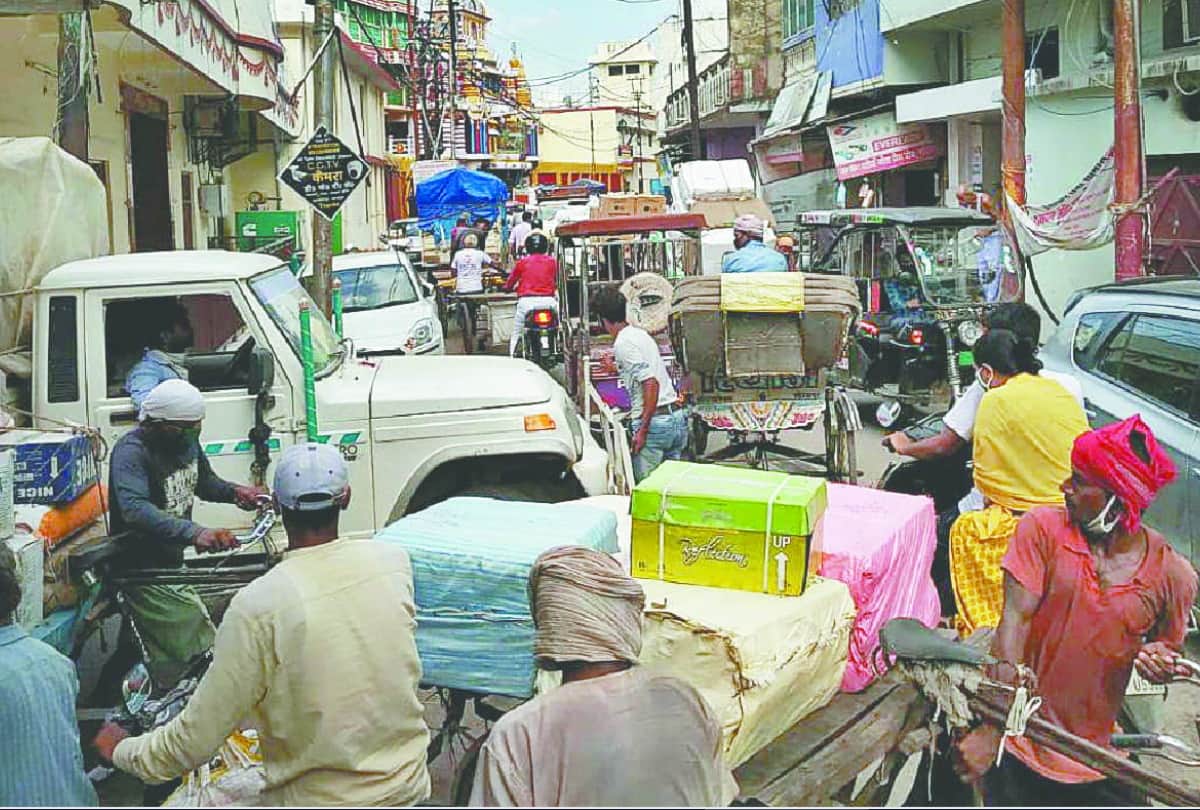 People Breaking social distancing can be dangerous during coronavirus in gorakhpur latest photos