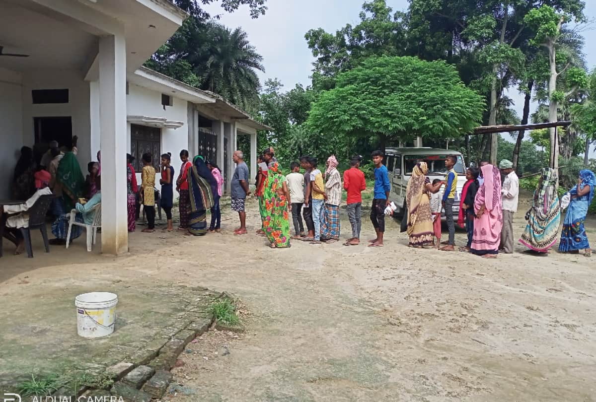 People Breaking social distancing can be dangerous during coronavirus in gorakhpur latest photos