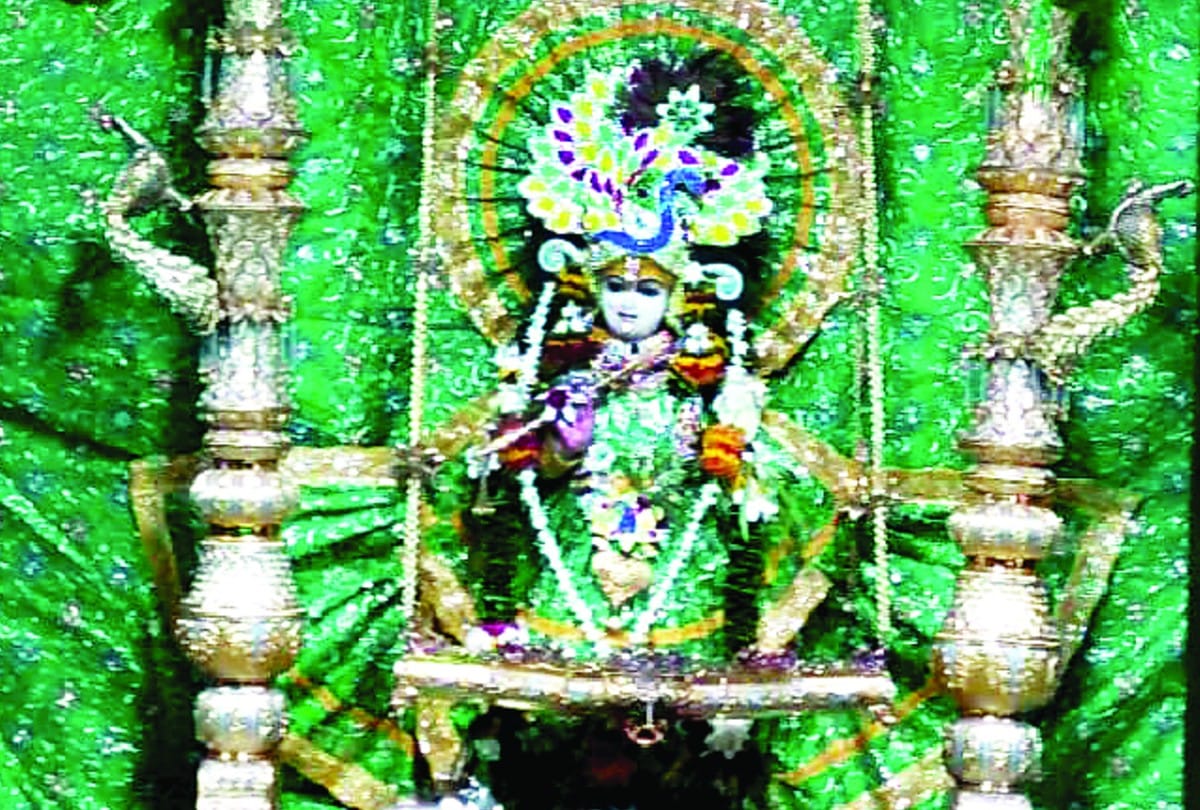 hindola darshan in  banke bihari temple vrindavan on hariyali teej