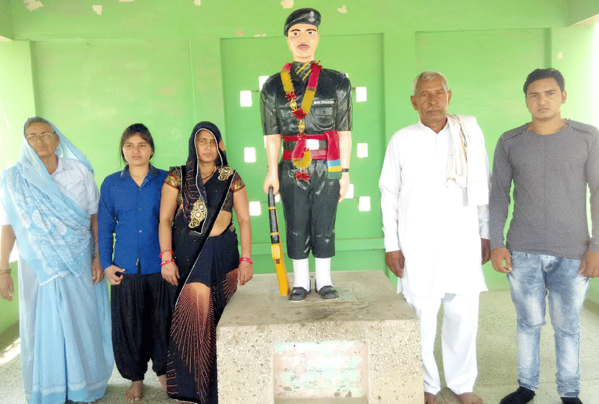 kargil vijay diwas Martyr Ramveer Singh Family made shaheed smarak with personal expenses in Mathura