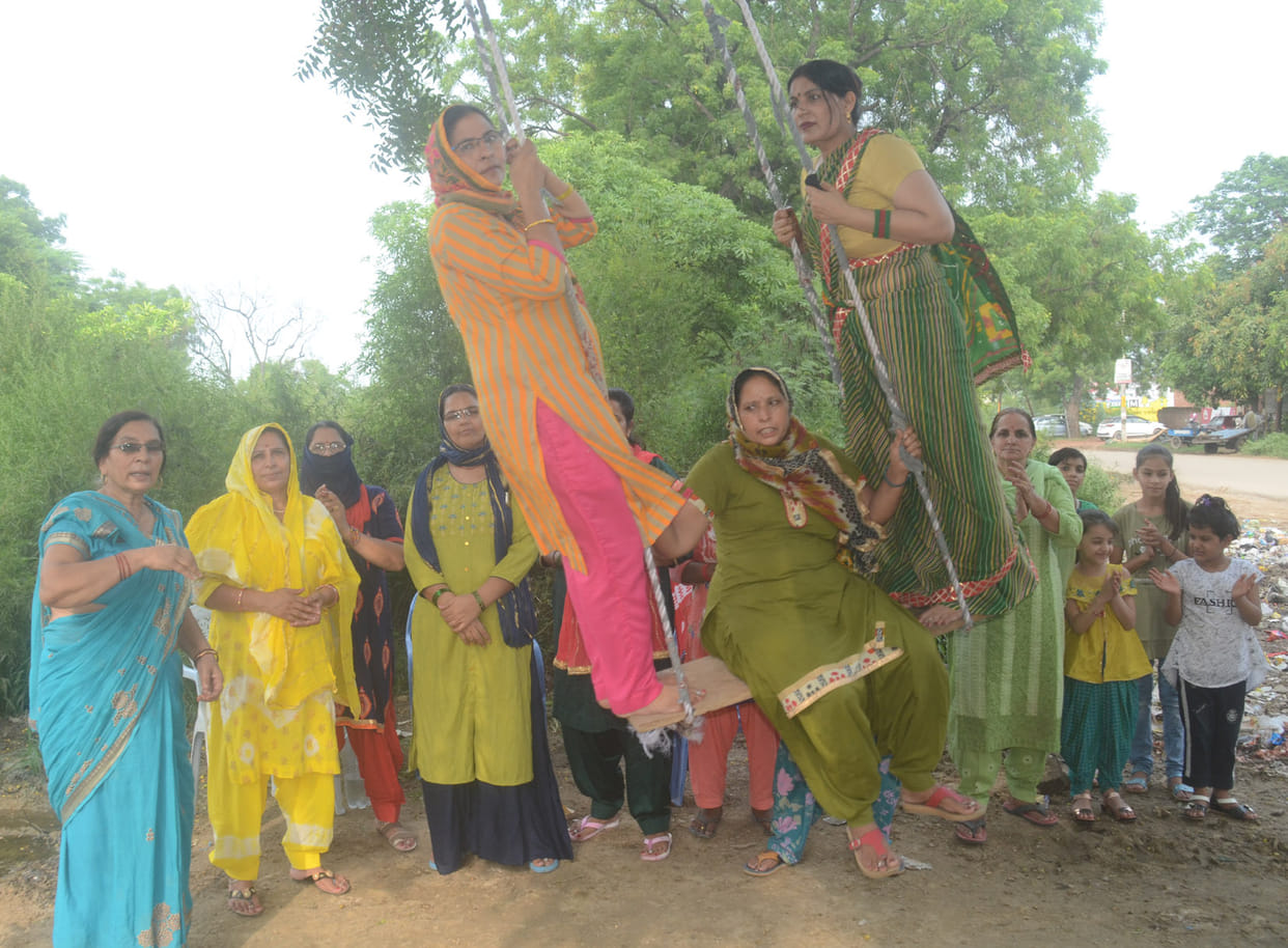 Homemade dishes, the fun of the songs of Sawan on the swing