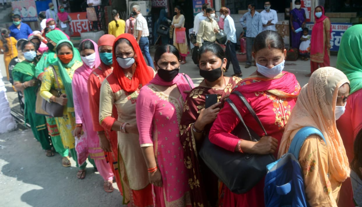 social distencing not obeyed in  medical hospital