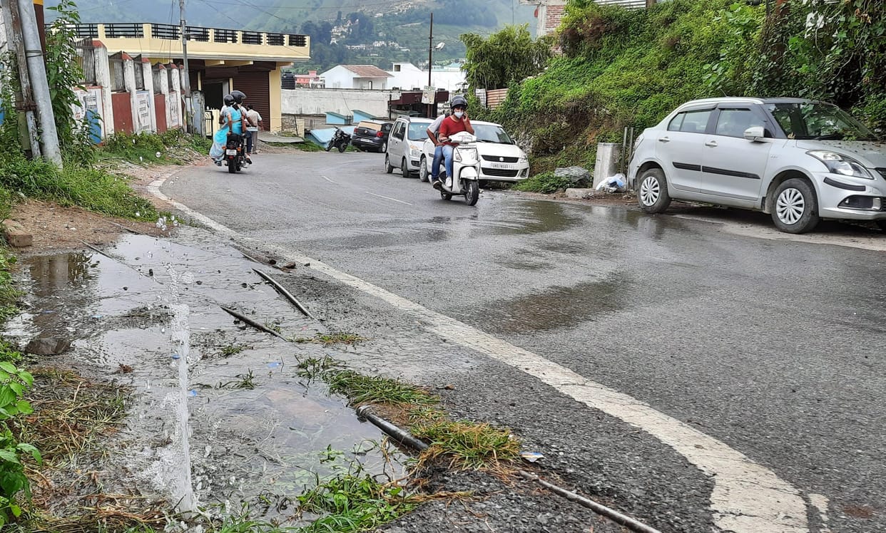Millions of liters of water is leaking on the streets of Pithoragarh