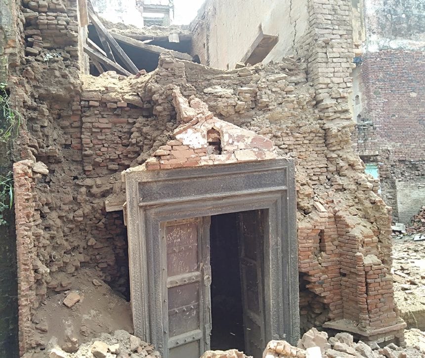 Doctor dies after being buried in the wreckage of a dilapidated mansion