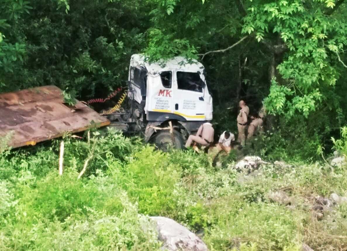 Truck fell into the ditch, driver injured