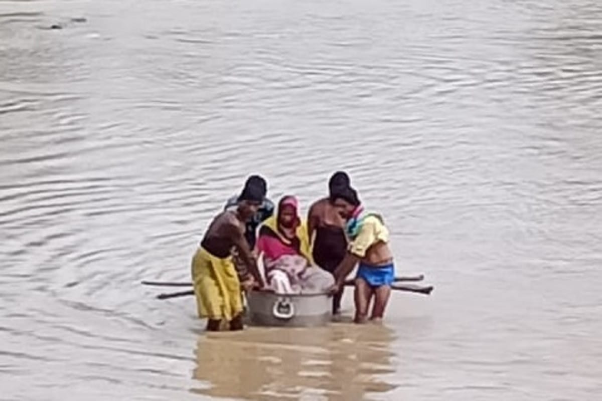 Chhattisgarh: Pregnant woman crossed river in a utensil