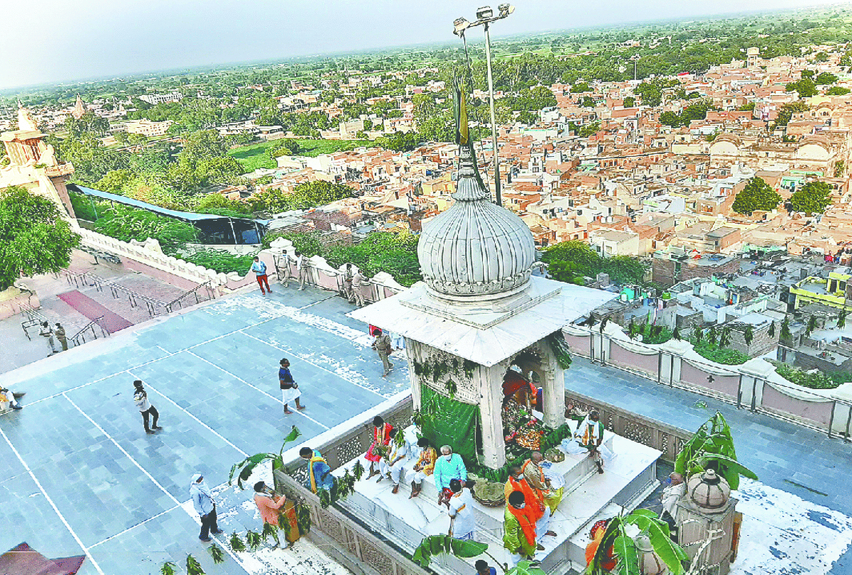 devotees not allow go to radharani temple barsana on radhashtami festival in mathura