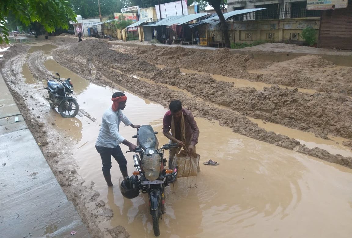 The condition of Unnao-Purva road deteriorated due to rain