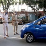 चालान काटते पुलिसकर्मी