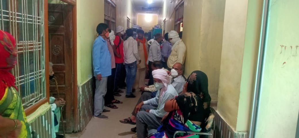 A huge crowd gathered at Auraiya to conduct a deed at the Sub Registrar office
