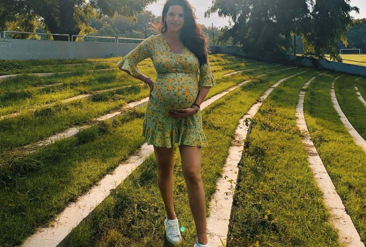 cricketer hardik pandya fiancee natasa stankovic flaunt baby bump in stylish dress check it out