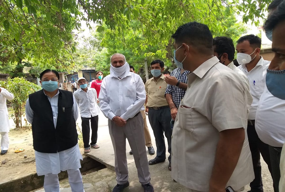 Azam khan presented in moradabad court in highway traffic jam case of year 2008