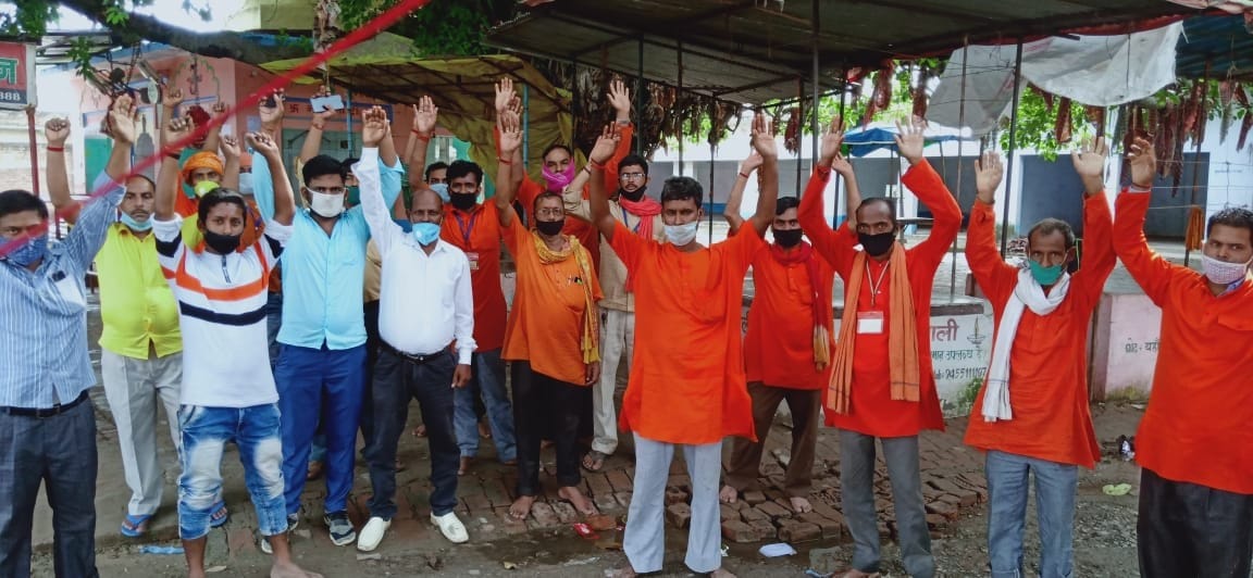 Unable to control the crowd, the police showed up, threw Prasad