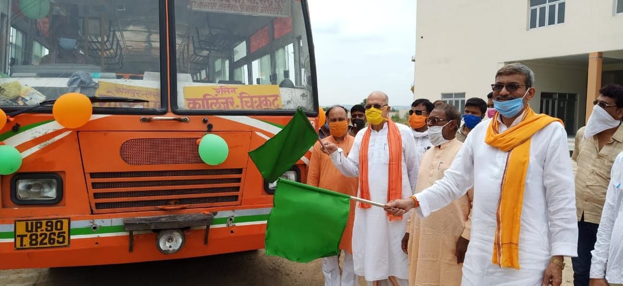 baghelaabaaree, rasin ke raaste chalengee basen, raajyamantree, saansad ne haree jhandee dikhaakar ravaana kiya