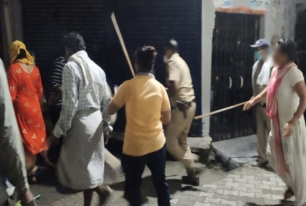 Coronavirus in uttarakhand: Police Lathicharge on  Public after stop Police Man to Caught Corona positive in sitarganj