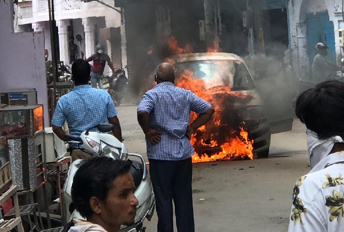 CNG car caught fire in the market in agra