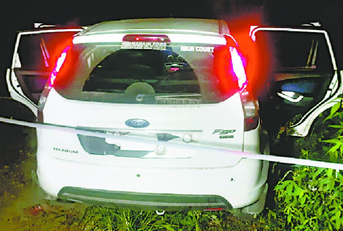 one criminal injured and three arrested in encounter in alambagh