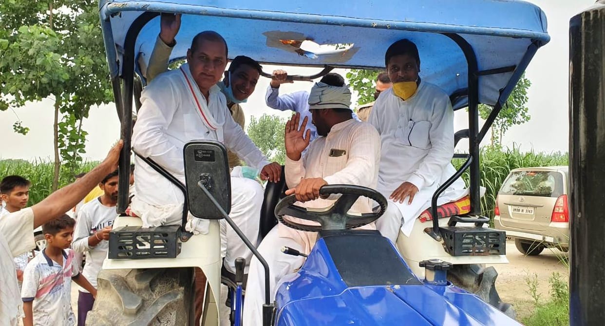 Minister of State for Flood Control inspected studs under construction on Yamuna River