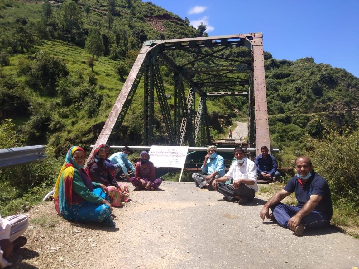 Villagers protest against the failure of the bridge