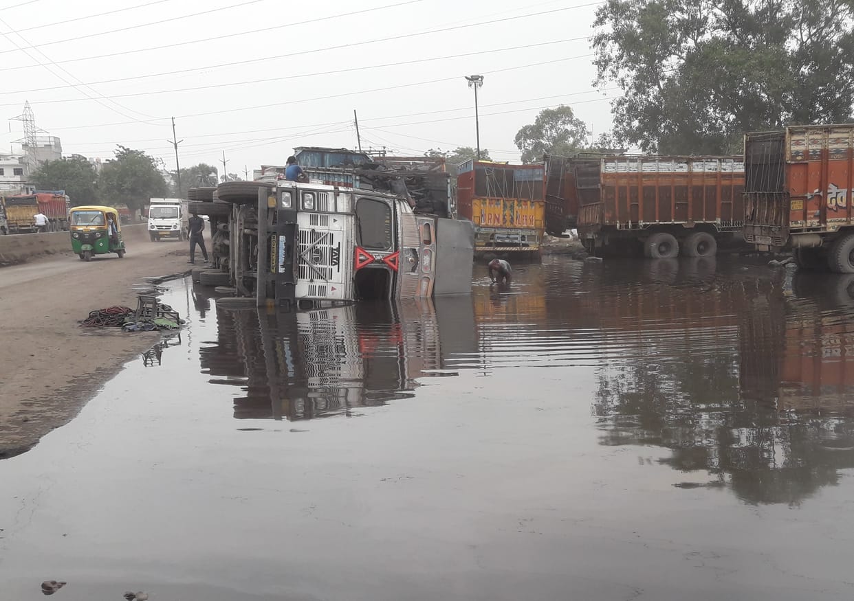 The pit could not be detected from the water, the coal-laden truck overturned