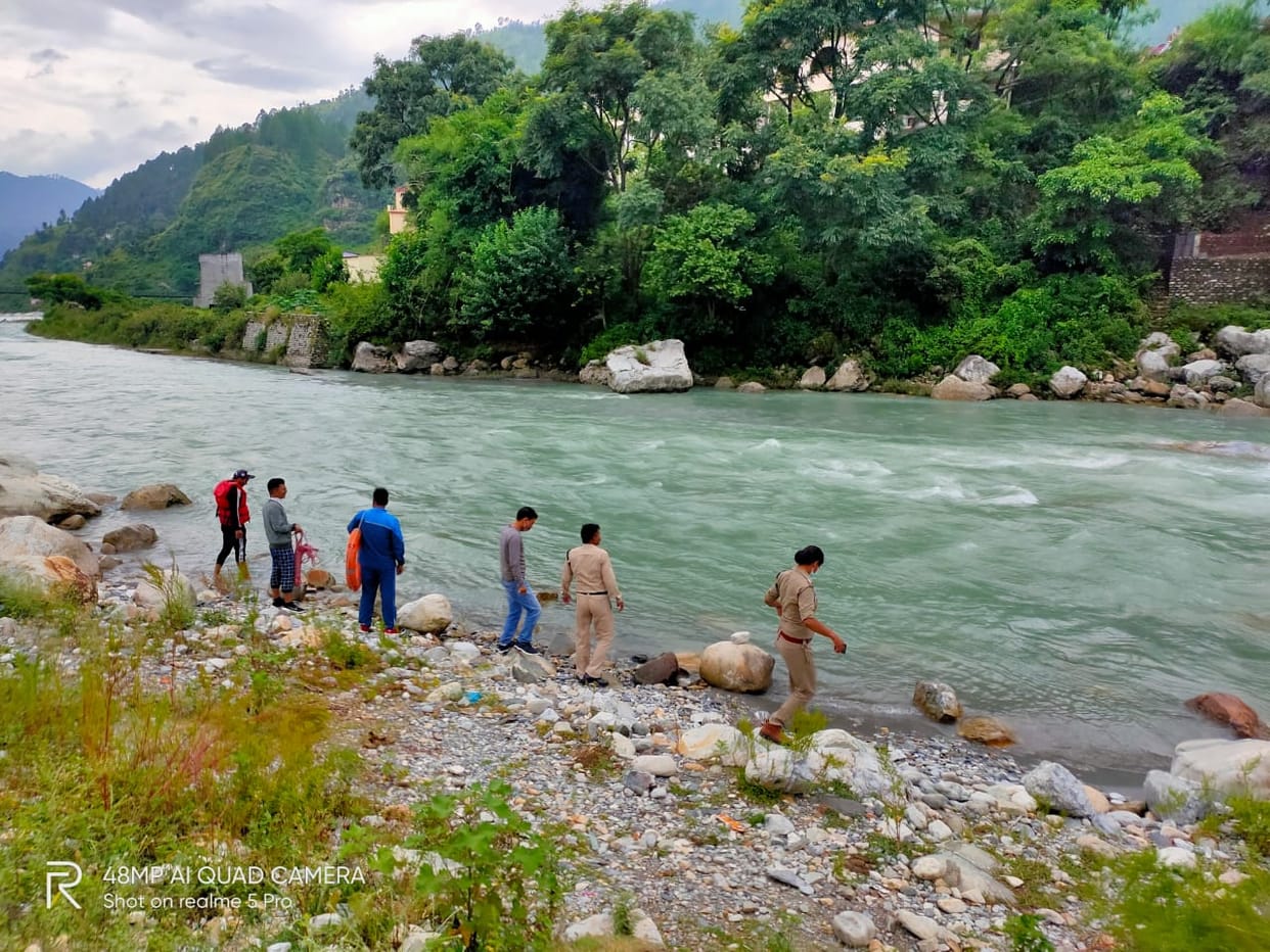 Uttarakhand: Drunk Nepali Youth jumped into Saryu River in Kapkot, Missing