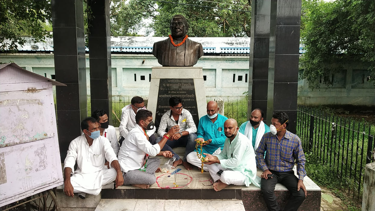 Congressmen protest against increasing crime in Uttar Pradesh by getting shaved